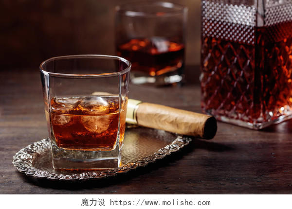在旧木桌上有苏格兰威士忌和雪茄